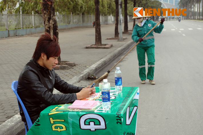 Nam thanh niên bán vé này cho biết: "Từ lúc bán vé đến giờ em mới bán được 1 vé cho khách thôi anh ạ. Khách đến mua vé ít lắm, chắc không mấy ai quan tâm đến trận cuối của vòng loại giải vô địch châu Á giữa đội tuyển Việt Nam - Hồng Kông đâu anh ạ".