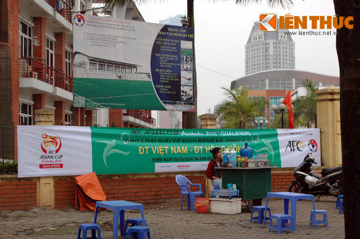 Vào 21h ngày 5/3, trận đấu giữ đội tuyển Việt Nam - Hồng Kông diễn ra ở sân vận đồng Mỹ Đình nhưng băng rôn, khẩu hiệu treo rất ít, ngoại trừ lối vào trụ sở Liên đoàn Bóng đá Việt Nam.