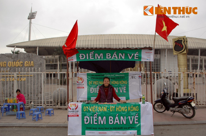 Chị Nguyễn Thị Lan cho biết: "Từ sáng đến giờ, tôi mới bán được 1 vé. Không bán được vé nên tôi cứ thấy người đi ngang qua là ngồi đứng không yên".