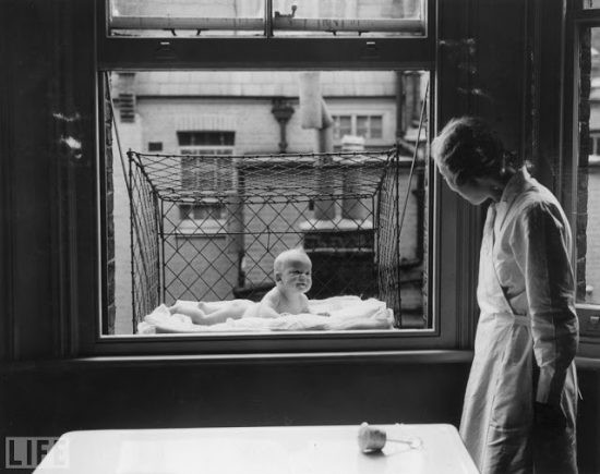 Năm 1937, một số gia đình ở London, Anh lắp đặt một chiếc cũi bằng lồng kim loại treo ở ngoài cửa sổ một tòa nhà cao tầng. Đứa trẻ nằm trong chiếc cũi đặc biệt này để hít thể khí trời và sưởi nắng. Không phải phụ huynh nào cũng đủ dũng cảm sử dụng phát minh “dị nhất quả đất” này.