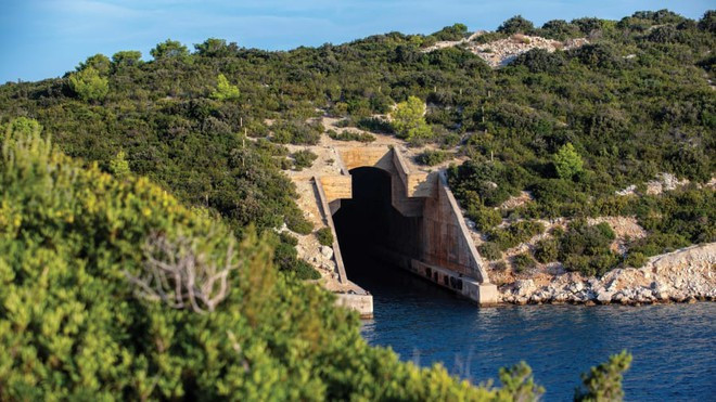 Một hầm trú ẩn cho tàu ngầm tại đảo Vis, Croatia. Những năm Chiến tranh Lạnh, hòn đảo này là một căn cứ quân sự lớn của quân đội Nam Tư cũ. Khi Chiến tranh Lạnh kết thúc, hòn đảo này trở thành điểm du lịch nổi tiếng.