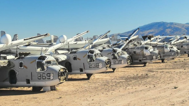 Những chiếc máy bay tác chiến chống ngầm S-2 Tracker bị bỏ không giữa hoang mạc ở Arizona. Điều kiện khí hậu khô, độ ẩm thấp và đất có tính kiềm giúp những chiếc máy bay không bị tàn phá theo thời gian. S-2 từng là trụ cột trong lực lượng săn tìm tàu ngầm Liên Xô.