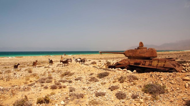 Một chiếc xe tăng T-34 của Liên Xô nằm phơi xác trên đảo Socotra, Yemen. Hòn đảo này nằm giữa châu Phi và bán đảo Arab, một địa điểm chiến lược mà hải quân Liên Xô sử dụng làm căn cứ từ những năm 1970 cho đến cuối 1980.
