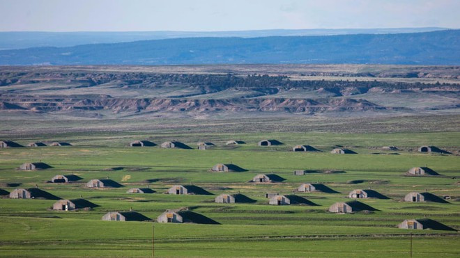 Những hầm chứa vũ khí tại căn cứ Black Hills của quân đội Mỹ ở South Dakota. Địa điểm ít tiếng tăm này từng là nơi thử nghiệm vũ khí sinh - hóa học. Căn cứ này bị bỏ hoang sau Chiến tranh Lạnh. Gần đây, một doanh nhân California đã đến đây mua lại một số boongke để biến chúng thành nơi trú ẩn cho "ngày tận thế".