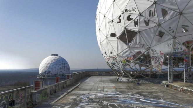 Phần còn lại của trạm nghe lén thông tin vô tuyến ở Teufelsberg, Đức. Những năm Chiến tranh Lạnh, NATO và Liên Xô đều muốn có tối đa thông tin về đối phương, những trạm nghe lén như thế này vốn rất phổ biến thời kỳ đó.