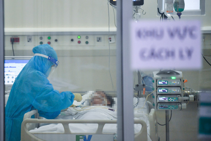Khoa Hồi sức tích cực của bệnh viện được chia thành 2 khu vực. Một khu vực để điều trị bệnh nhân thông thường và một khu vực điều trị bệnh nhân COVID-19.