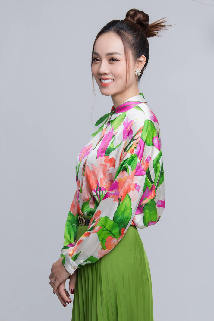 Ngọc Hà - vợ NSND Công Lý có ngoại hình thu hút chẳng kém các người đẹp trong showbiz với gương mặt xinh đẹp, vóc dáng cân đối và gu thời trang thanh lịch. Cô thường được các nhãn hàng mời quảng cáo, dự sự kiện.
