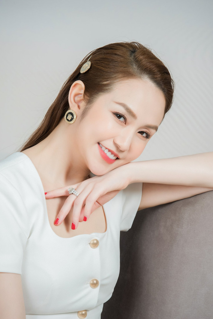 Trải qua ba lần sinh nở nhưng Hương Baby vẫn giữ được nhan sắc tươi trẻ cùng vóc dáng thon gọn.