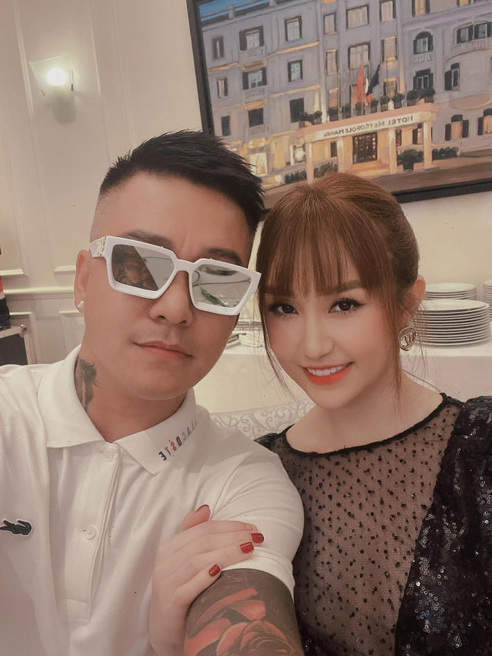 Tuấn Hưng và Thu Hương được coi là cặp vợ chồng showbiz hạnh phúc và giàu có hiện nay khi có 3 con nhỏ và sự nghiệp kinh doanh thành công. Trên trang cá nhân, Tuấn Hưng rất hay dành những lời ngọt ngào cho bà xã của mình.