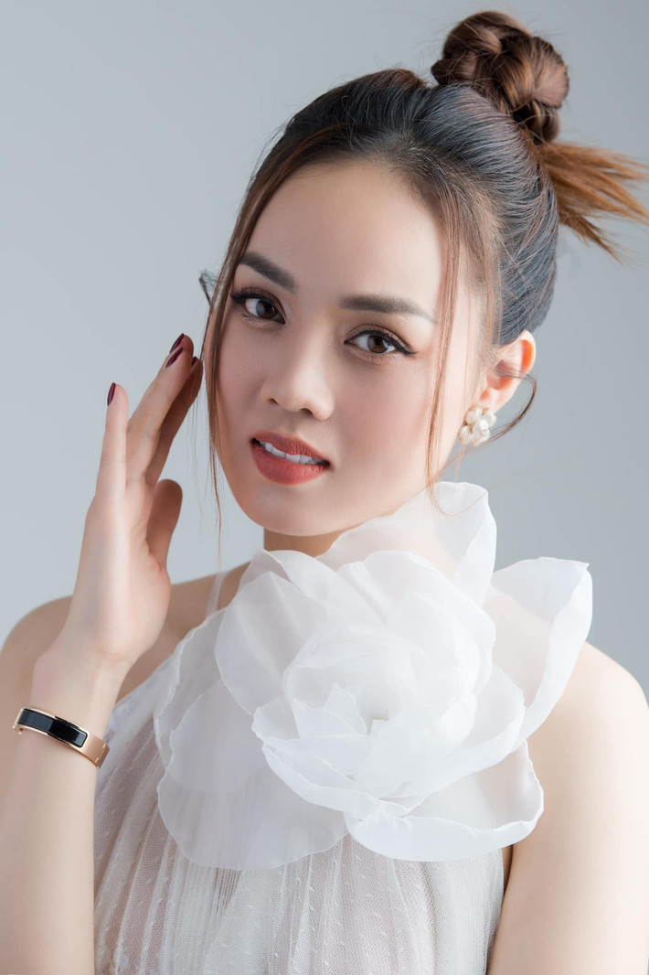 Vợ chồng Công Lý - Ngọc Hà kết hôn tháng 1/2021 sau 5 năm hẹn hò. Vốn là nghệ sĩ kịch, thi thoảng mới đóng phim nên Công Lý cũng không phải là người có cuộc sống giàu có. Tuy vậy, anh rất yêu chiều vợ, các dịp quan trọng luôn mua quà dành tặng bà xã kém 15 tuổi.