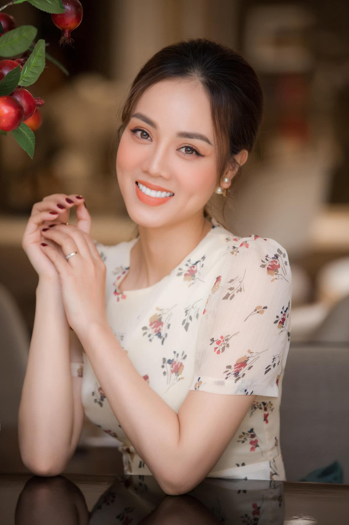 Cách đây hơn 1 năm, NSND Công Lý bất ngờ bị đột quỵ phải nhập viện. Ngọc Hà xin nghỉ làm không lương để dành thời gian chăm sóc chồng. Gần đây bệnh tình của ông xã tiến triển tốt, Ngọc Hà mới đi làm trở lại và có thời gian chăm chút cho bản thân.
