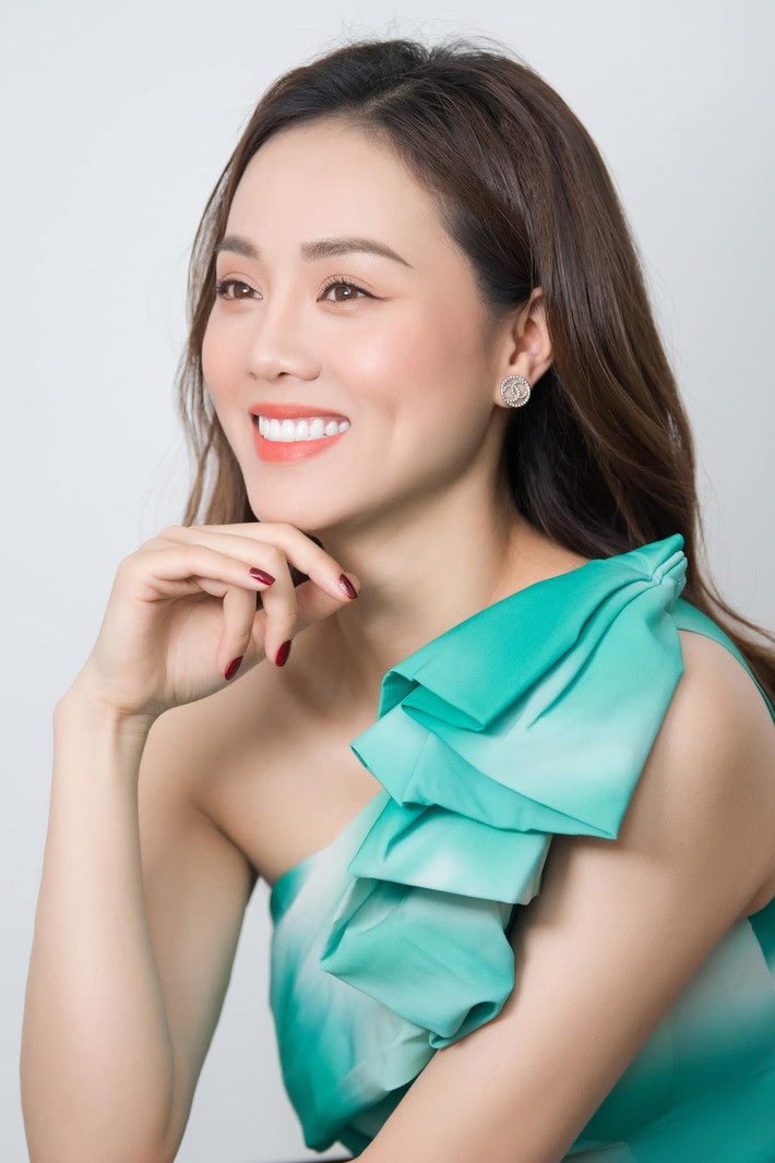 Ngọc Hà sinh năm 1988, kém chồng 15 tuổi. Cô từng lọt vào top 10 cuộc thi Hoa hậu Du lịch 2008 nhưng không hoạt động showbiz mà theo đuổi con đường làm báo.