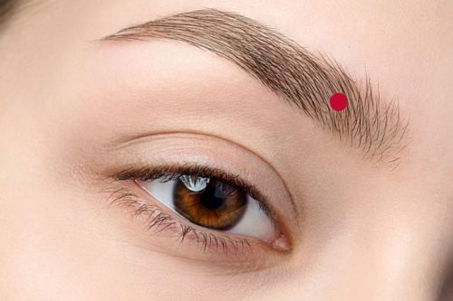 Người có nốt ruồi ở lông mày là người giàu sang, phú quý, tự nhiên có là những người cao quý.