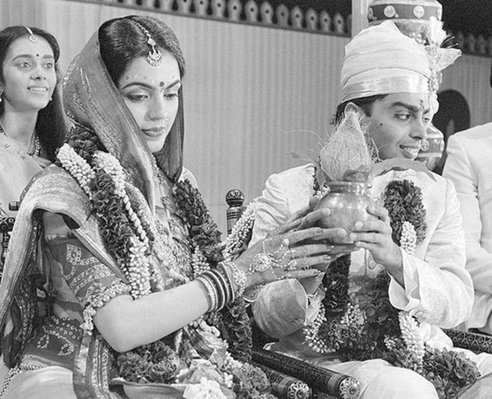 Bà Nita Ambani xinh đẹp, quyến rũ trong hôn lễ vào năm 1985.