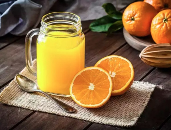 ước cam quýt: Khi thức dậy, bạn cũng có thể uống nước cam quýt. Các loại nước trái cây này có hàm lượng axit, đây là chất kích thích để tăng cường trao đổi chất. Mặc dù loại nước này không trực tiếp giúp giảm mỡ, nhưng bạn có thể dùng loại nước uống này như một chất thay thế Vitamin và khoáng chất để giảm béo bụng.