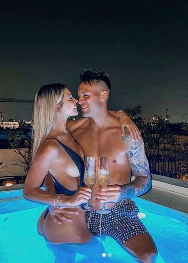 Cả hai cùng tham gia bữa tiệc do vợ chồng cựu thủ quân Inter, Mauro Icardi, tổ chức, sau đó từ bạn bè trở thành người yêu. Agustina hơn người yêu 3 tuổi.