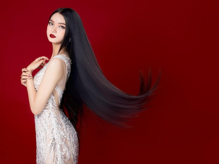 Đặc biệt, cô còn sở hữu "báu vật" là mái tóc dài, đen nhánh.
