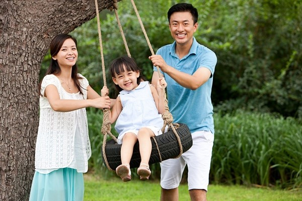 Trong giáo dục con trẻ, việc chiều chuộng cũng như nuông chiều con cái một cách mù quáng cũng sẽ khiến cho chúng nảy sinh ra những thói hư tật xấu, khiến cho gia phong bất chính, gia đình bại vong.