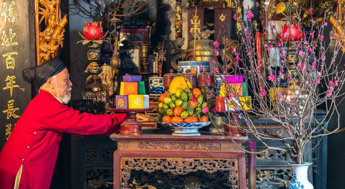 Chính vì thế, một gia đình muốn thoát khỏi cảnh nghèo đói, khó khăn thì cần bắt đầu từ tổ tiên. Phải tu dưỡng đạo đức, phấn đấu chăm chỉ thì có thể con cháu ngàn đời sau mới noi theo được.
