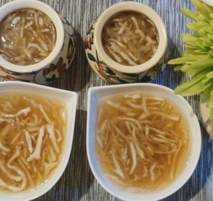 Ít ai biết rằng rau câu chân vịt (rau câu rong biển) là loại rau dại mọc đầy ven bờ biển, nay trở thành món ăn ngon cực tốt cho sức khỏe, người có tiền chưa chắc đã mua được.