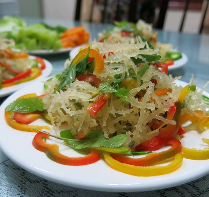 Món rau đặc sản của người dân Phú Quốc ăn vừa ngọt vừa mát, khách du lịch mỗi khi tới đây đều sẽ mua loại rau này về làm quà.
