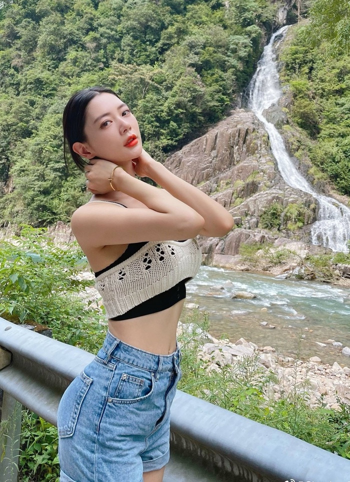 Khi dạo chơi tại Mỹ, Clara vẫn chọn style gợi cảm, năng động. Cô mix áo bra trắng với quần short jeans và áo khoác denim. Nhìn Clara, không ai nghĩ năm nay cô đã bước sang tuổi 37.