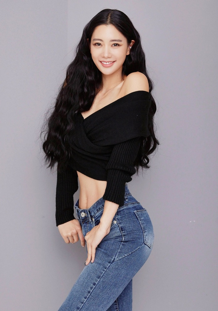 Chụp ảnh trước tháp truyền hình Đông Phương Minh Châu tại Thượng Hải, Clara chọn một outfit vừa năng động lại gợi cảm. Cô phối bra của Celine với croptop dài tay, diện quần buộc dây khoe khéo vòng eo 55cm của mình.