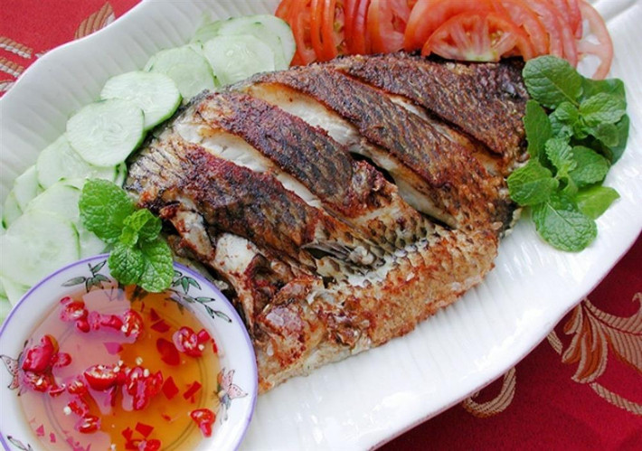 Kiêng ăn cá rán: Cá tốt nhất cho sức khỏe khi được nướng bỏ lò hoặc luộc. Đáng tiếc là, các lợi ích sức khỏe của cá có thể biến mất khi nó được rán kỹ. Ăn nhiều thực phẩm rán đối mặt với nguy cơ tăng cao bị bệnh tim và đột quỵ. Ảnh minh họa