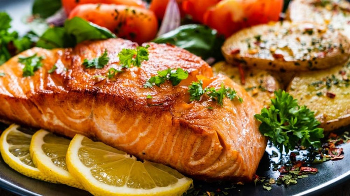 Không ăn cá khi đói: Ăn cá khi đói bụng sẽ làm phát tác bệnh gout, nguyên nhân là do nhân purine tăng và làm tăng acid uric, từ đó có thể làm tăng nguy cơ mắc bệnh gout. Do đó, với những người muốn giảm cân, cần tránh để bụng đói khi ăn cá để phòng ngừa nguy cơ mắc bệnh gout. Ảnh minh họa