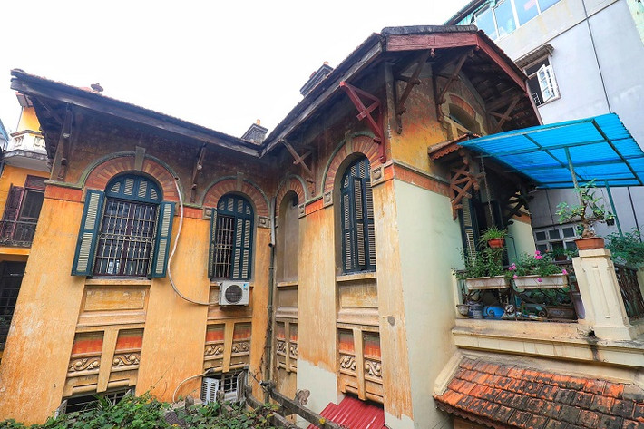 Tại số 172 mặt đường Quán Thánh (Ba Đình, Hà Nội) có một lối nhỏ kẹp giữa 2 căn nhà xây cao tầng, lối đi này ngắn nhưng dẫn vào không gian gần như tách biệt hoàn toàn với nhịp sống hối hả của thành phố, đó là một căn nhà cổ hơn 100 năm tuổi.