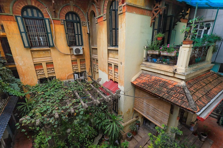 Theo tìm hiểu, chủ nhân đầu tiên của căn biệt thự là cụ Ngô Văn Phú, một kiến trúc sư người Việt Nam. Ông Phú cũng là người tự tay thiết kế và thi công ngôi nhà này.