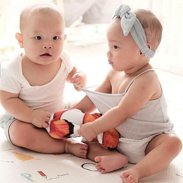 hững hành động của Leon khiến ai nấy bật cười thích thú.