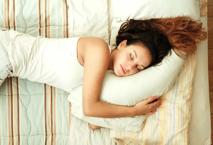 Ngủ: Sau một ngày căng thẳng và bữa ăn ngon, bạn không thể cưỡng lại cảm giác thèm ngủ. Tuy nhiên, bạn nên tránh nằm ngủ ngay sau bữa ăn vì cơ thể không tiêu hóa được thức ăn và sử dụng hết lượng calo nạp vào. Bạn sẽ bị ợ nóng, đầy hơi, ngáy và ngưng thở khi ngủ. Ảnh: Firstcryparenting.