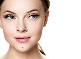 17. Nốt ruồi ở gần cằm: Vượng phu ích tử. Có nốt ruồi ở gần cằm cho thấy sự giàu có sẽ đi cùng bạn trong suốt cuộc đời. Đa phần bạn sẽ có duyên với bất động sản nên rất thích hợp để đầu tư. * Thông tin trong bài chỉ mang tính tham khảo