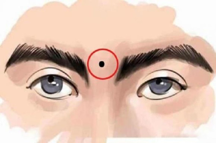 3. Nốt ruồi giữa 2 lông mày: Công việc ổn định. Nốt ruồi giữa 2 lông mày được đánh giá là vị trí tốt, tương lai sự nghiệp có thể phát triển ổn định.