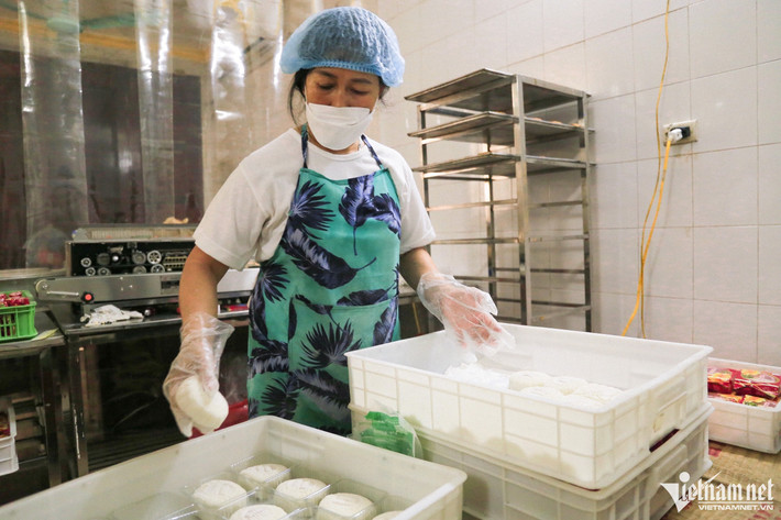 Bà Nhuận (vợ ông Dũng) cho biết cửa hàng bán và giới thiệu sản phẩm có đa dạng mọi loại khách, tập trung bán sỉ là chính. "Những ngày thường số lượng tiêu thụ cũng không nhiều. Gần Rằm tháng 8, cơ sở này phải cho thợ tăng ca để đáp ứng kịp nhu cầu của khách", bà nói.