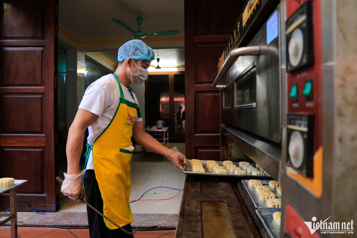 Bánh được nướng trong khoảng 25-30 phút, duy trì nhiệt độ 200-220 độ C. Người thợ phải căn chỉnh làm sao để bánh chín đều mà không phải mở ra kiểm tra nhiều lần dễ làm chênh lệch nhiệt độ trong lò.