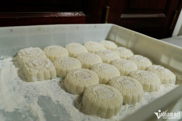 Bánh dẻo được làm từ bột nếp chín, chỉ cần khuấy, nhào thật kỹ, cho nhân theo định lượng là có thể ăn được luôn sau khi lên khuôn.