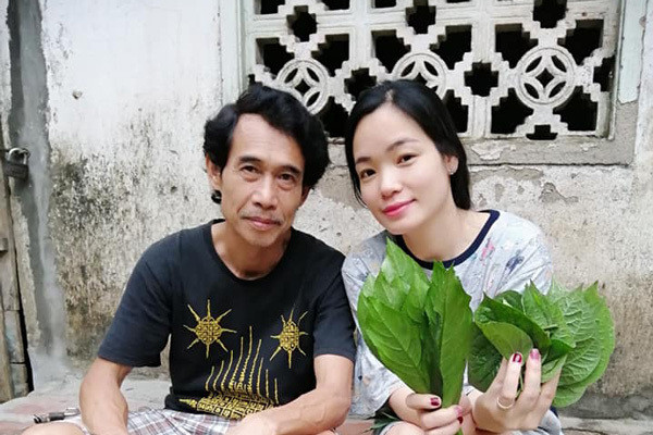 Nói về vợ, Phú Đôn dành những lời chân thành: "Tôi chả phải làm gì cho khác bản tính của tôi cả. Vợ tôi yêu tôi vì thế, vì sự giản dị. Tính tôi thích sự tự nhiên, không gò ép. Tôi cũng có nhiều mối tình, người ta yêu đơn phương tôi cũng có, tôi yêu đơn phương người ta cũng có nhưng tôi quan niệm yêu là phải từ 2 phía và có lẽ là trước khi yêu vợ tôi bây giờ, tôi chưa có mối tình thực sự nào. Còn cơ duyên gặp vợ tôi bây giờ thì tôi cho đó là số phận, cô ấy cũng là fan hâm mộ tôi nữa".