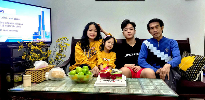 Hỏi về bí quyết sống hạnh phúc với vợ trẻ kém tận 25 tuổi, anh chỉ trả lời: "Tựu chung lại vẫn là duyên số vì tôi không bao giờ có ý nghĩ phải chọn người nọ người kia. Vợ tôi cũng như bao người vợ khác nhưng điều quan trọng nhất là 17 năm gắn bó với nhau nếu cả hai không yêu thương nhau và không hết mình vì gia đình thì khó mà tồn tại".