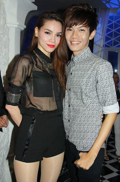 una Đào từng là thí sinh của đội Hồ Ngọc Hà tại The Voice 2012. Cặp thầy trò vẫn giữ được mối quan hệ tốt đẹp tới bây giờ nhưng phần lớn chỉ tương tác trên mạng xã hội chứ đã lâu chưa có dịp hội ngộ.