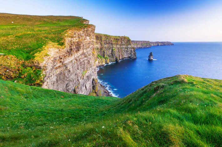 Vách đá Moher, Ireland: Với độ cao lên tới 214 m, vách đá Moher là vách đá hùng vĩ nhất ở châu Âu. Những lớp đá tại đây chứa đựng nhiều trầm tích và hóa thạch quan trọng. Vào năm 2011, UNESCO đã công nhận khu vực vách đá ở bờ biển phía tây Ireland này là công viên địa chất toàn cầu. Du khách có thể chiêm ngưỡng bức tranh toàn cảnh từ rìa vách đá hay đi tàu bên dưới. Ảnh: Patryk Kosmider.