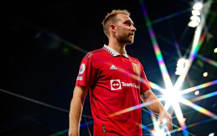 Eriksen vừa được chấm điểm cao nhất tại trận gặp Arsenal, thuộc vòng 6 Premier League tối 4/9. Trước đó, theo thống kê thì tiền vệ người Đan Mạch là cầu thủ MU có quãng đường di chuyển trên sân nhiều nhất kể từ đầu giải. Đây là sự cố gắng nỗ lực không ngừng nghỉ của cầu thủ 30 tuổi khi tại vòng chung kết Euro 2020, anh từng ngã xuống vì đột quỵ và phải nghỉ thi đấu 6 tháng.