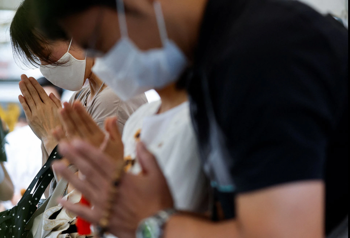Mọi người cùng nhau chắp tay cầu nguyện. Ảnh Reuters