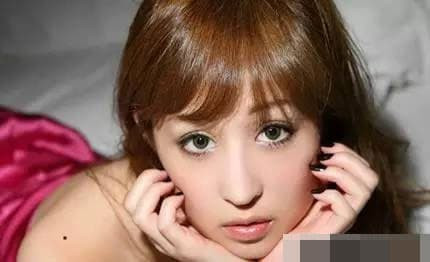 12. Nốt ruồi trên vai: Gánh vác. Những người có nốt ruồi trên vai thường hay nắm giữ những công việc quan trọng, trách nhiệm nặng nề nên cuộc sống khó dễ dàng.