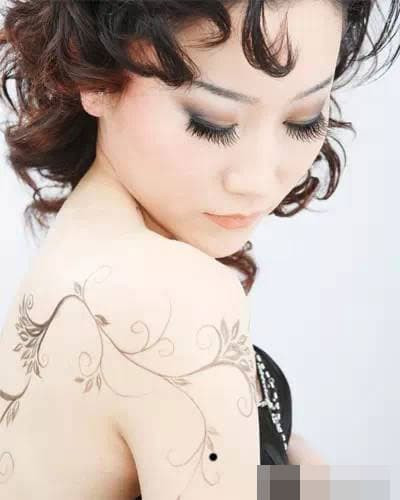 13. Nốt ruồi trên cánh tay: Tài lộc. Những người có nốt ruồi trên cánh tay có thể quản lý tài chính và có khả năng làm ra tiền mạnh mẽ.