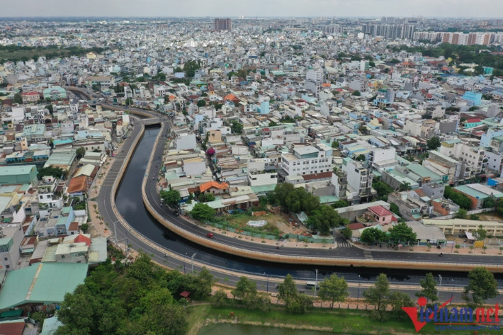 Kênh Nước Đen dài 1,4km, rộng 40m bao gồm cả mặt đường, vỉa hè và lòng kênh được đầu tư cải tạo với kinh phí 629 tỷ đồng, giúp cải thiện môi tường nơi đây vốn ô nhiễm nặng.