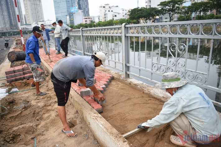 Công nhân gấp rút hoàn thành các công đoạn cuối cùng của đường song hành Võ Văn Kiệt