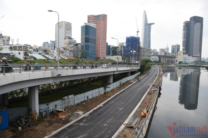 Dự án đường song hành đại lộ Võ Văn Kiệt được khởi công từ năm 2021, kinh phí 54 tỷ đồng. Công trình dài 615m, rộng 7m, đi dưới cầu Calmette bên bờ kênh Tàu Hủ, kết nối đường Nguyễn Thái Học đến Pasteur.