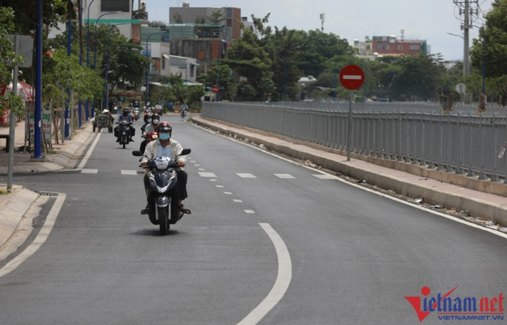 Người dân di chuyển trên làn đường dọc bờ kênh Nước Đen vừa được cải tạo.